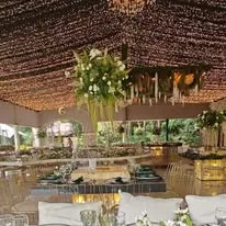 Salón iluminado con montaje elegante